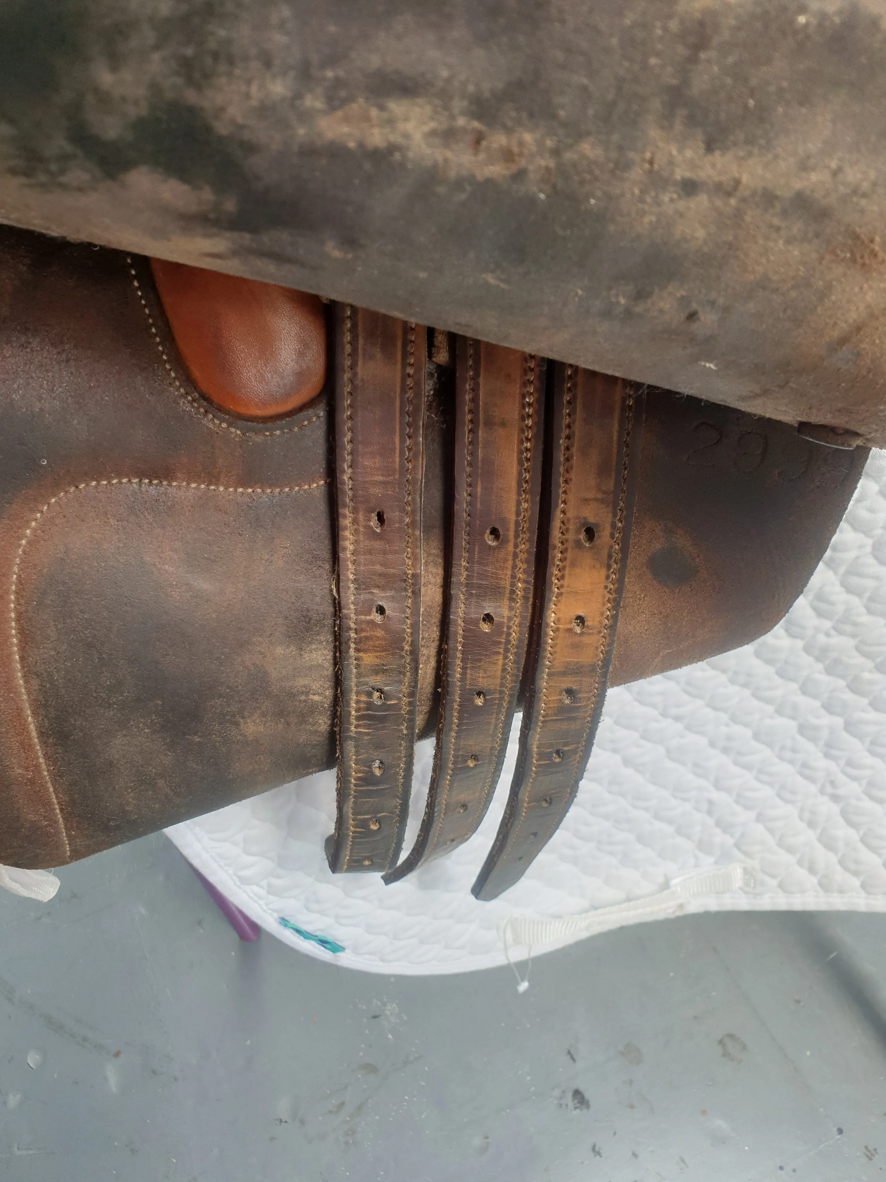 Brown 15.5" 20th century medium english leather saddle