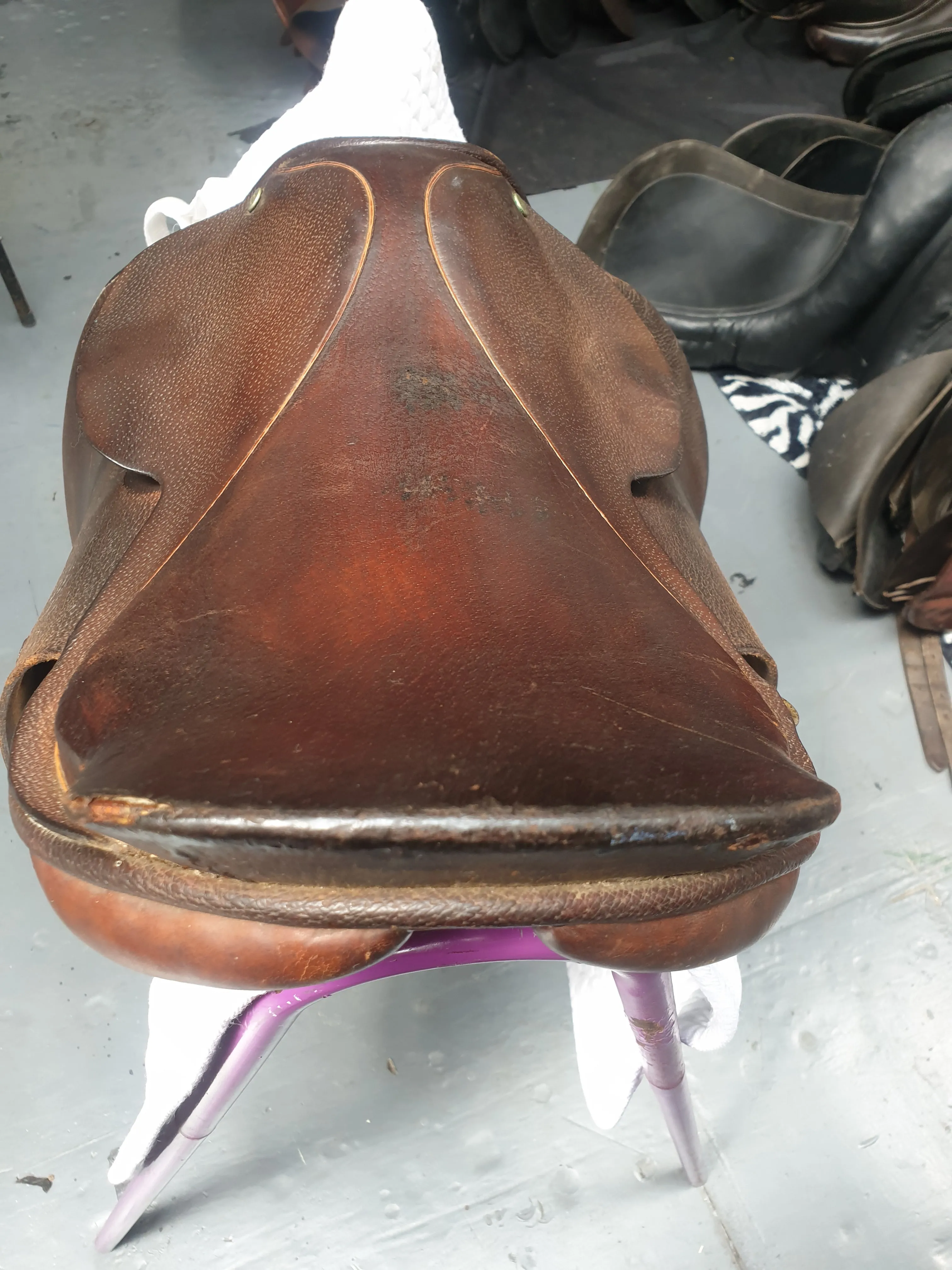Brown 15.5" 20th century medium english leather saddle