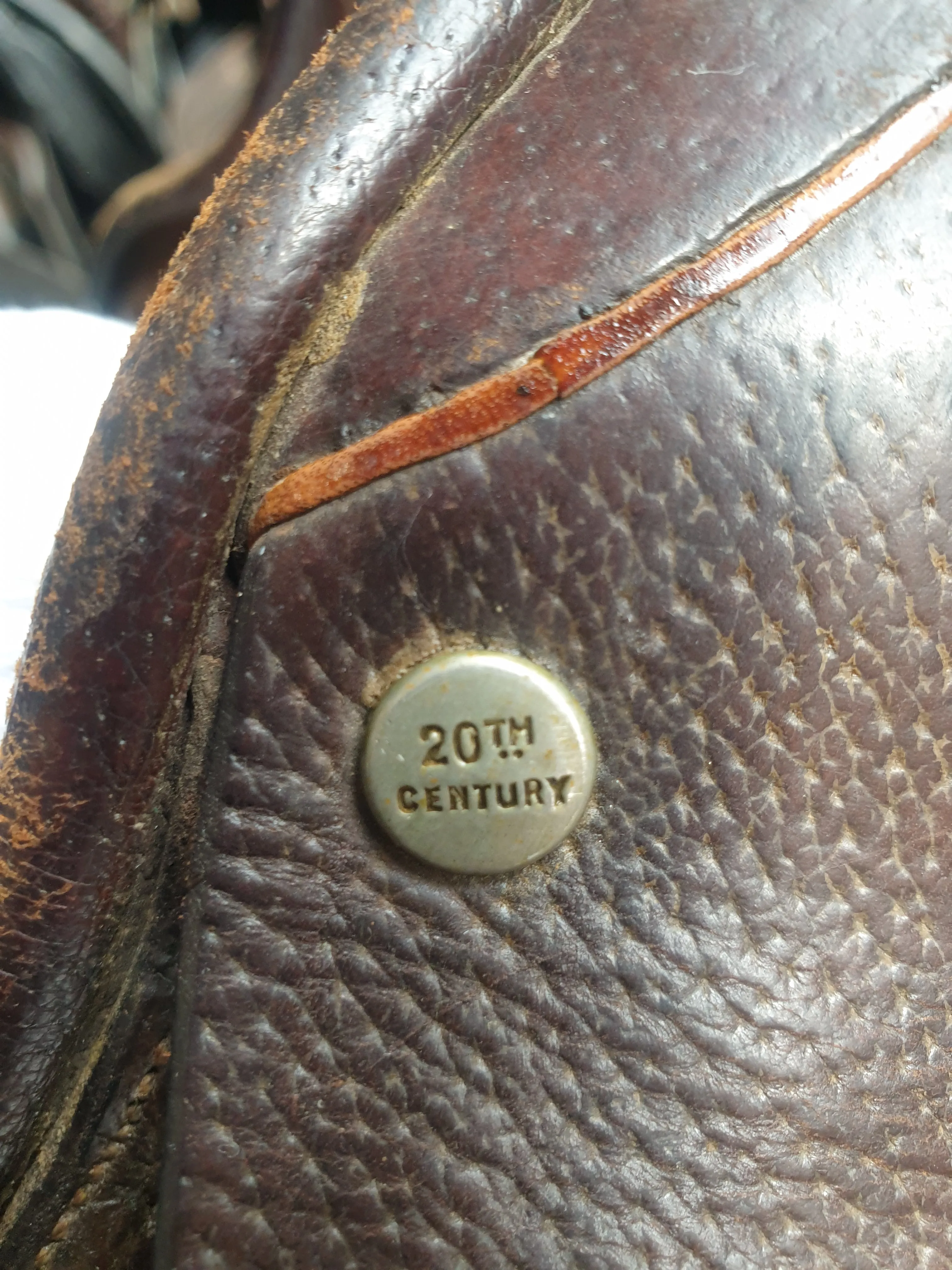 Brown 15.5" 20th century medium english leather saddle