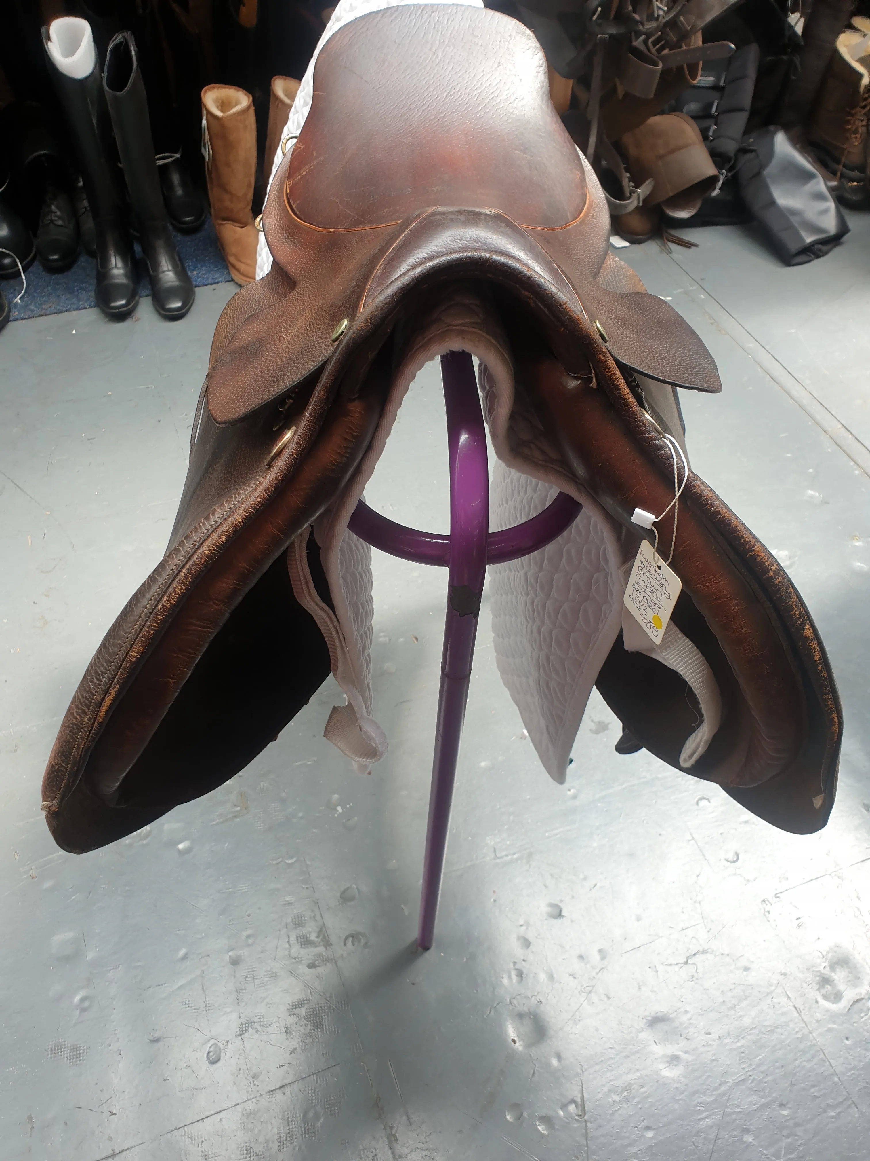 Brown 15.5" 20th century medium english leather saddle