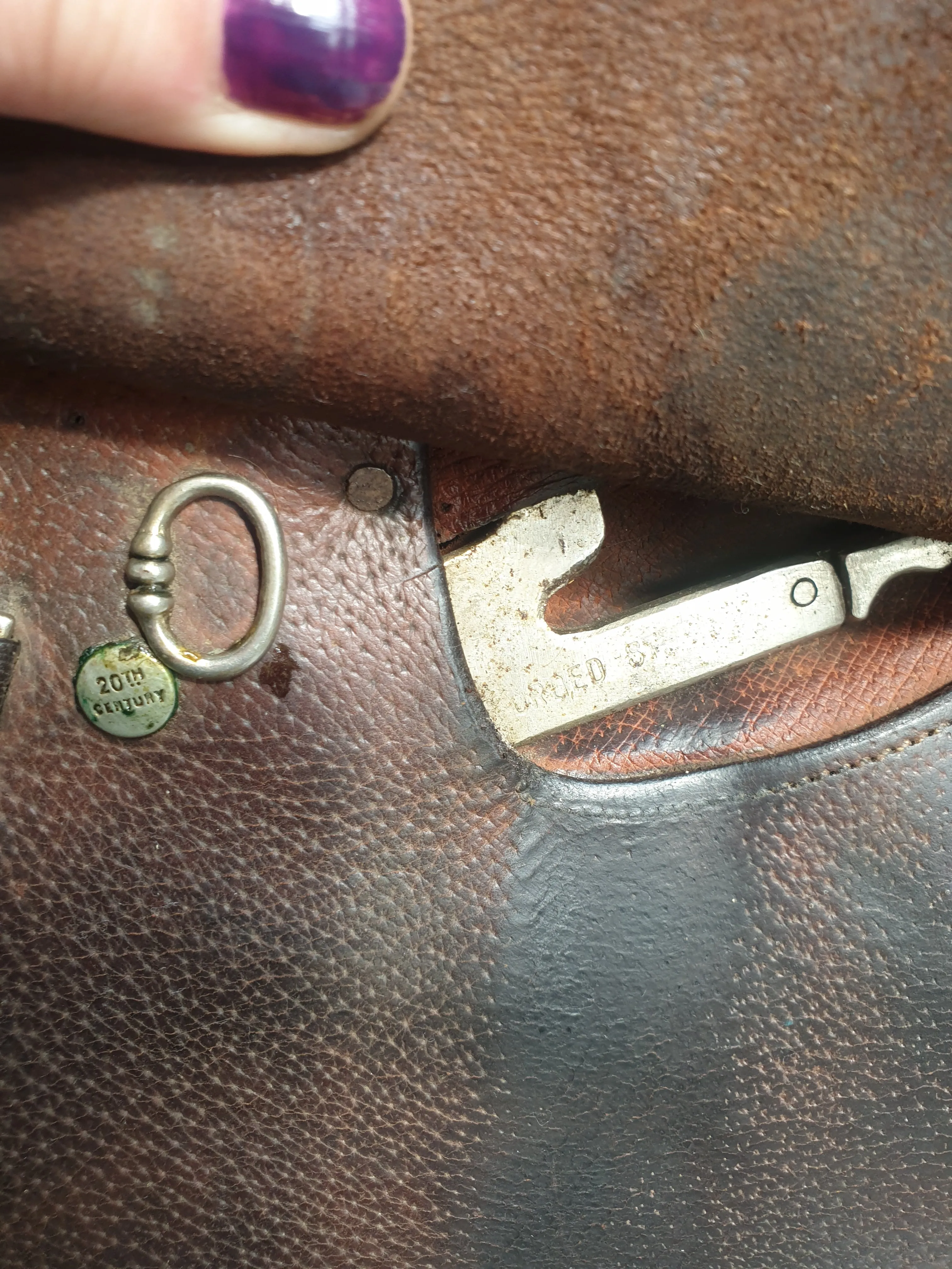 Brown 15.5" 20th century medium english leather saddle
