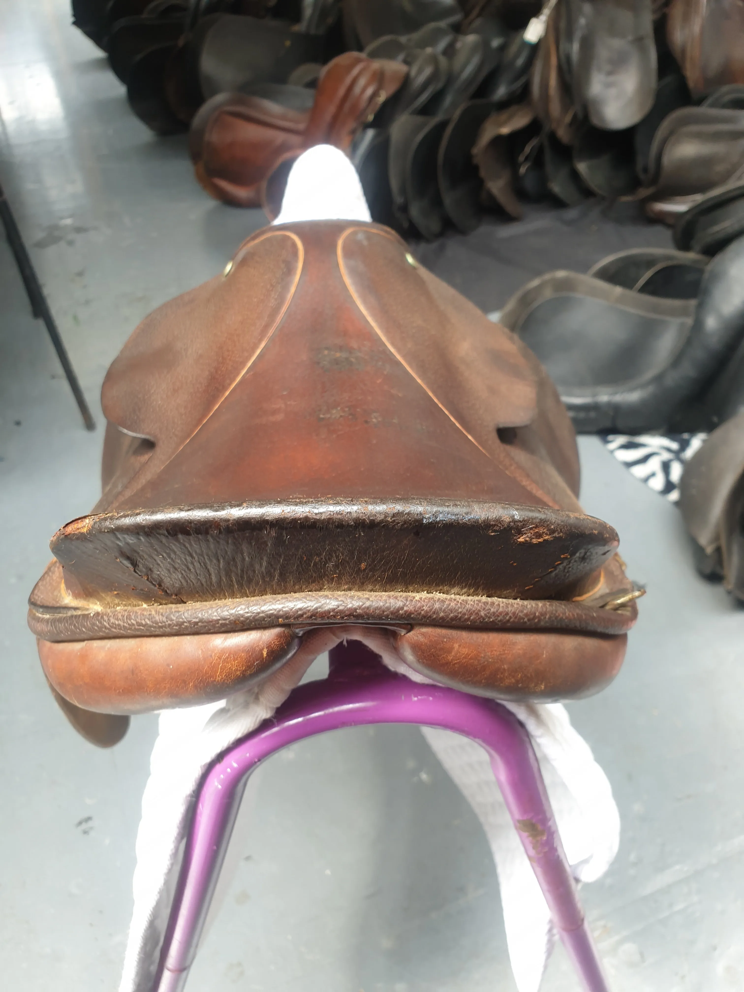 Brown 15.5" 20th century medium english leather saddle