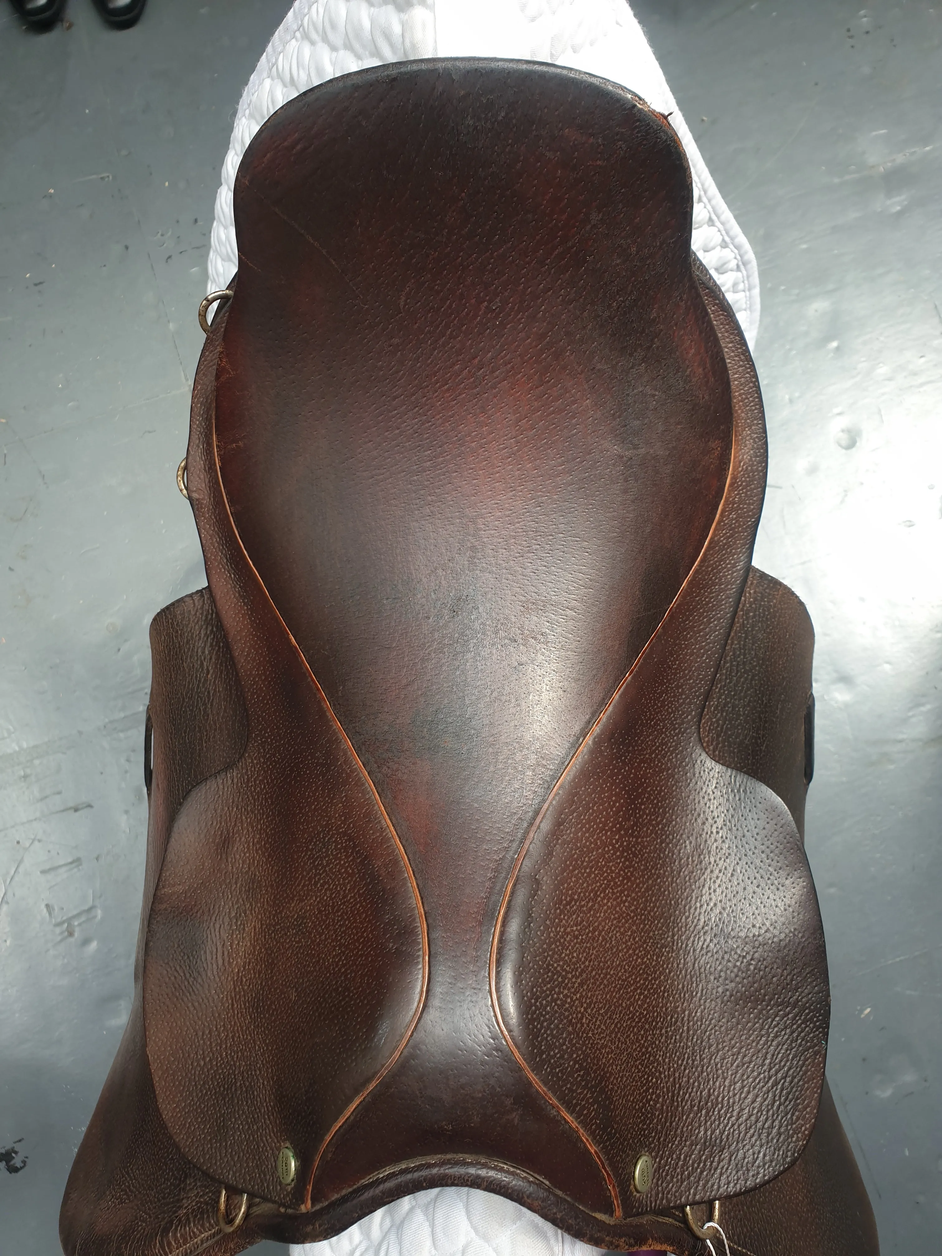 Brown 15.5" 20th century medium english leather saddle