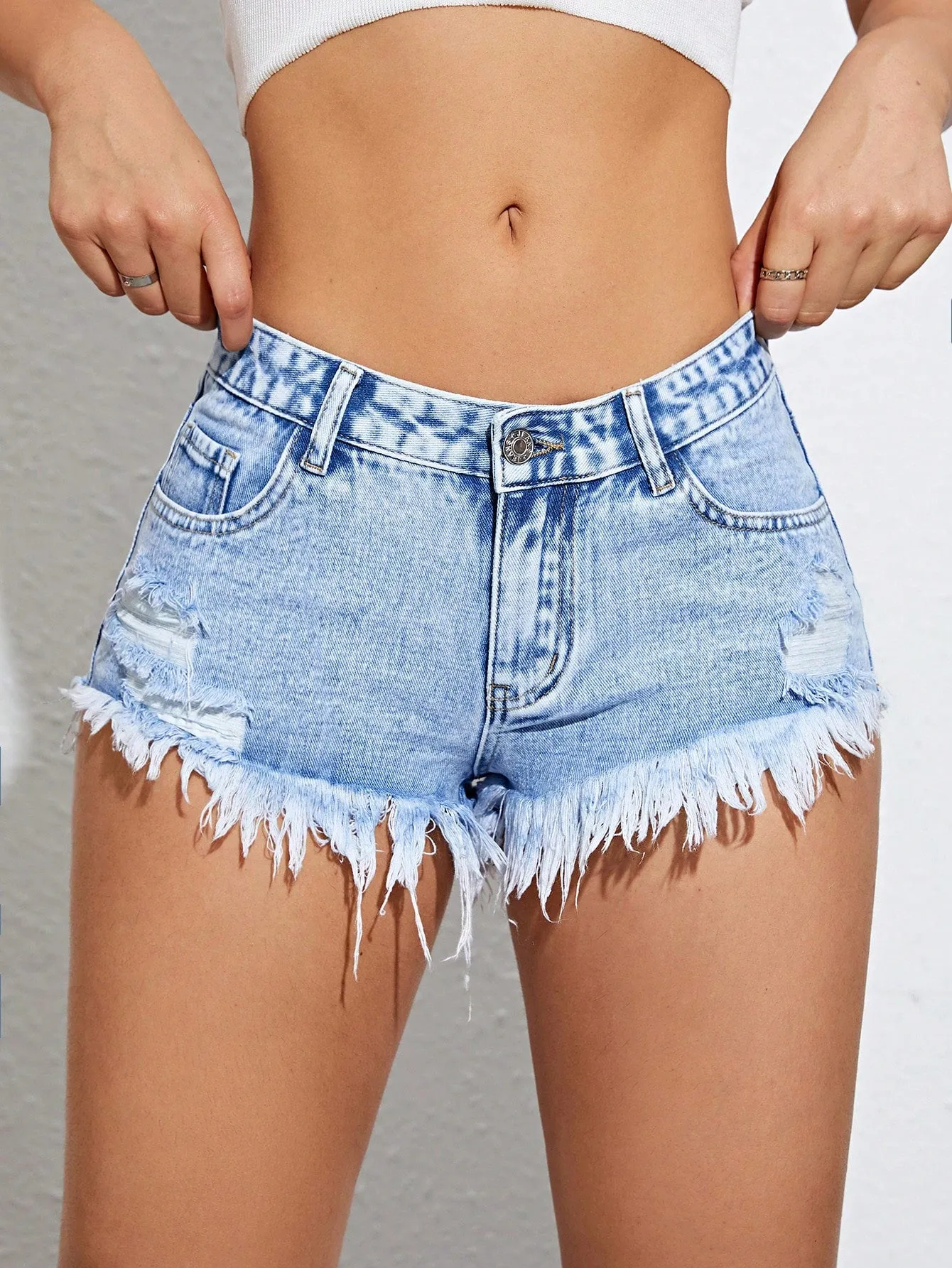 Cherry Vibes: Shorts de mezclilla desgarro bajo en
