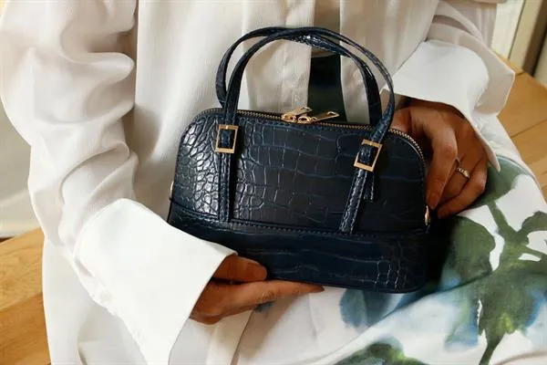 <tc>Sac à main en cuir tannée à texture Paris, bleu marine</tc>