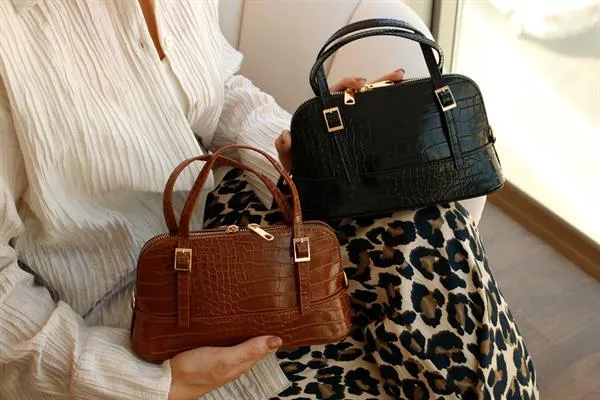 <tc>Sac à main en cuir tannée à texture Paris</tc>