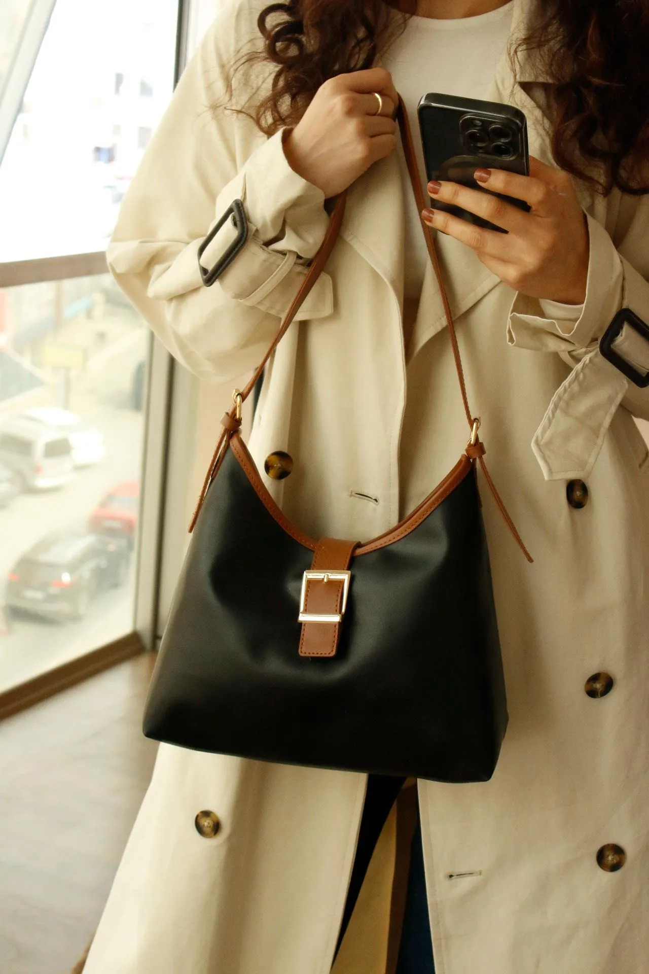 <tc>Sac à main et à épaule vintage Asya avec détail de boucle dorée - Noir

</tc>