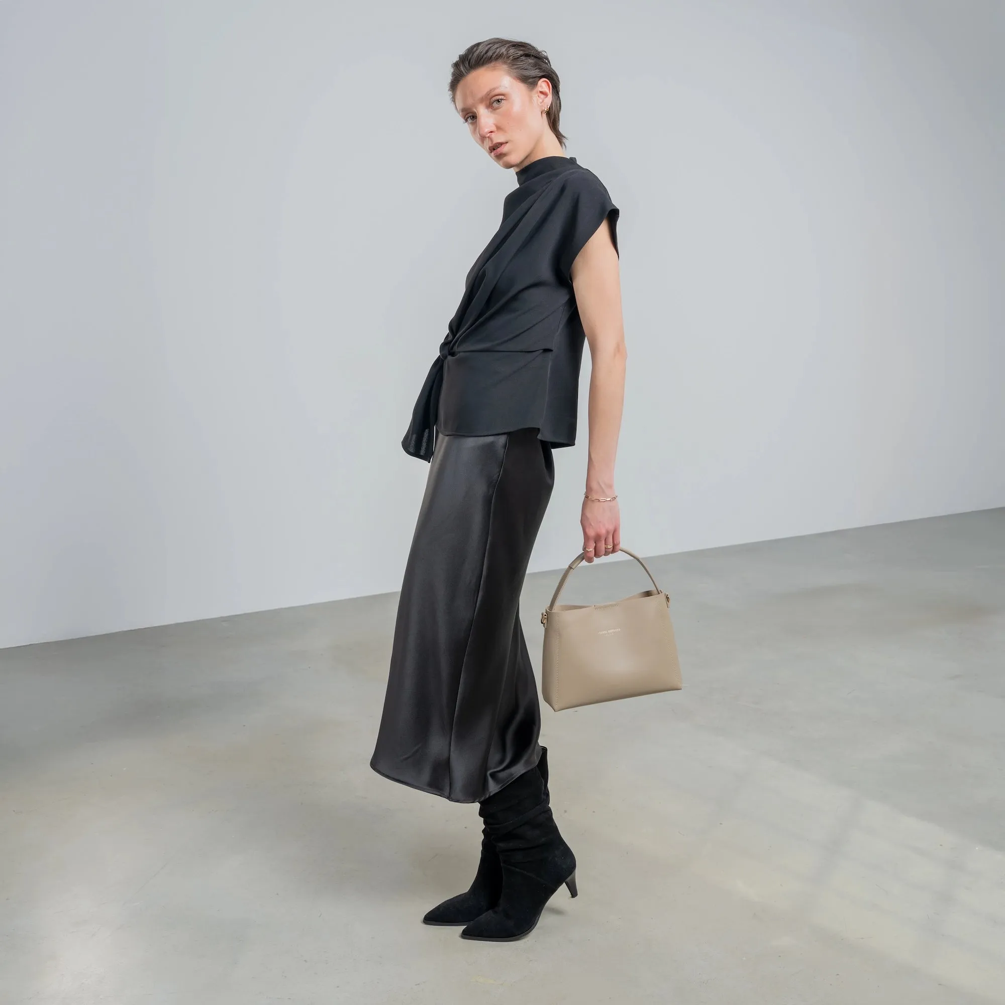 Montmartre Béatrice Midi taupe vegetable tanned leather handbag