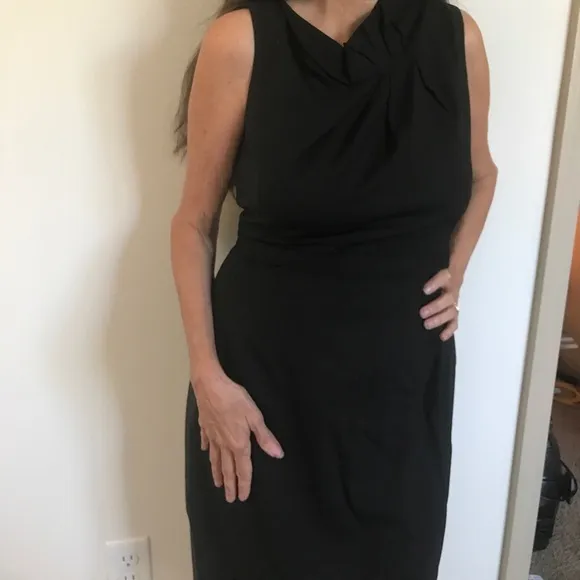 Tahari sz 4