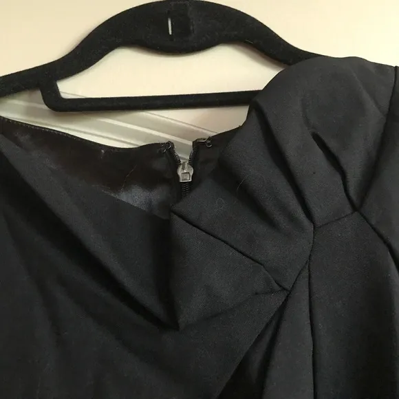 Tahari sz 4