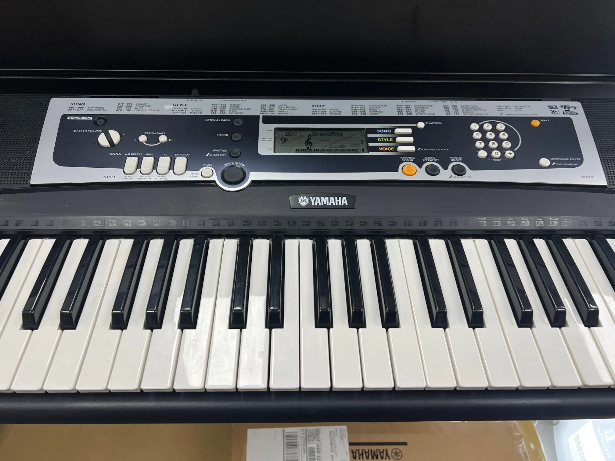 USED Yamaha YPT210 portable keyboard