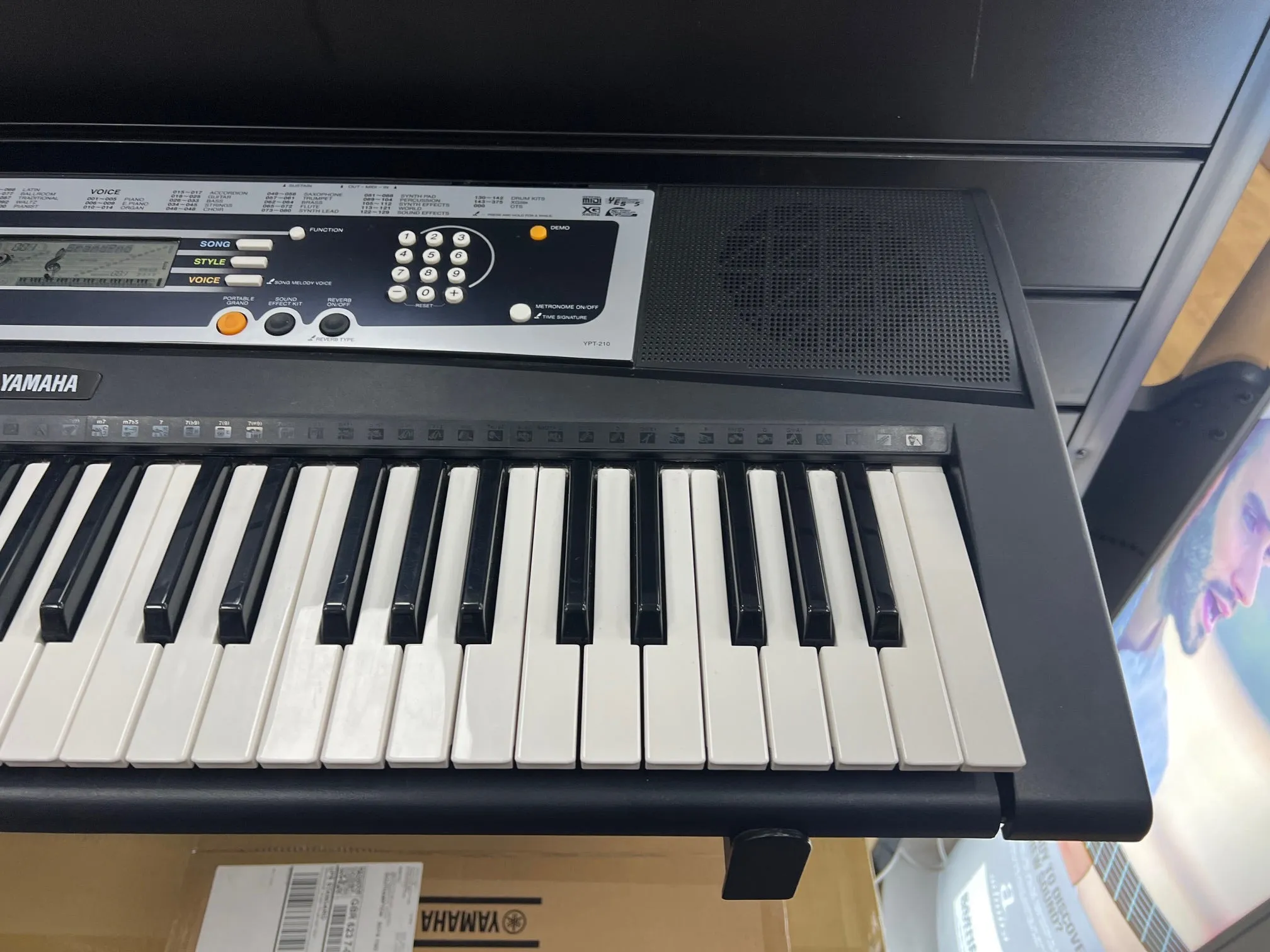 USED Yamaha YPT210 portable keyboard